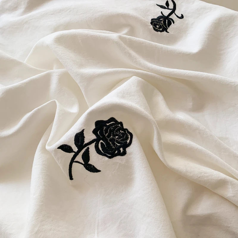 Housse De Couette Blanche Et Noire Brodée De Roses broderie