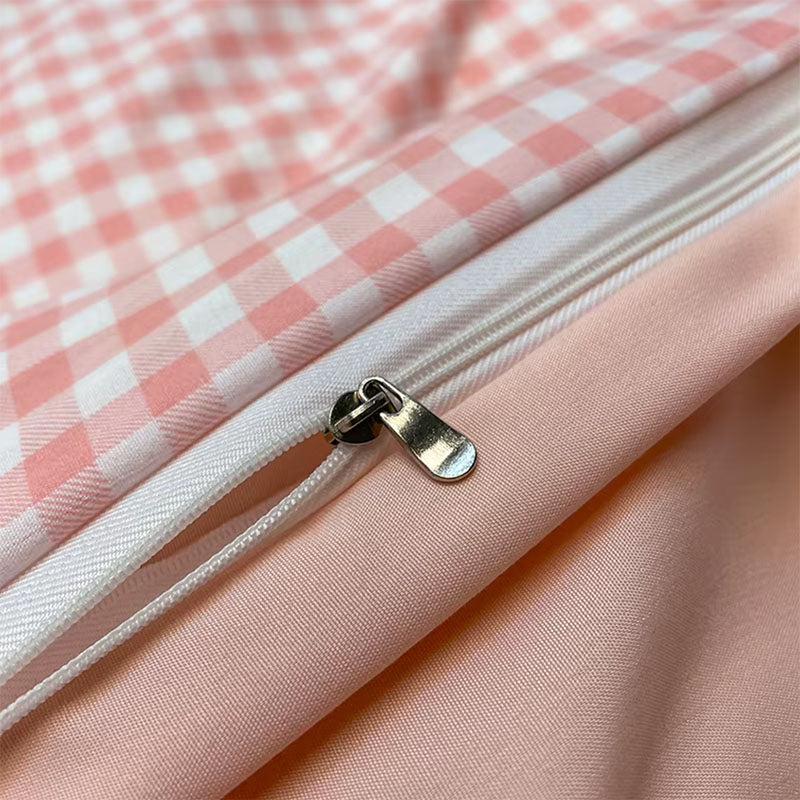 gros plan sur la fermeture zippée de la housse vichy rose