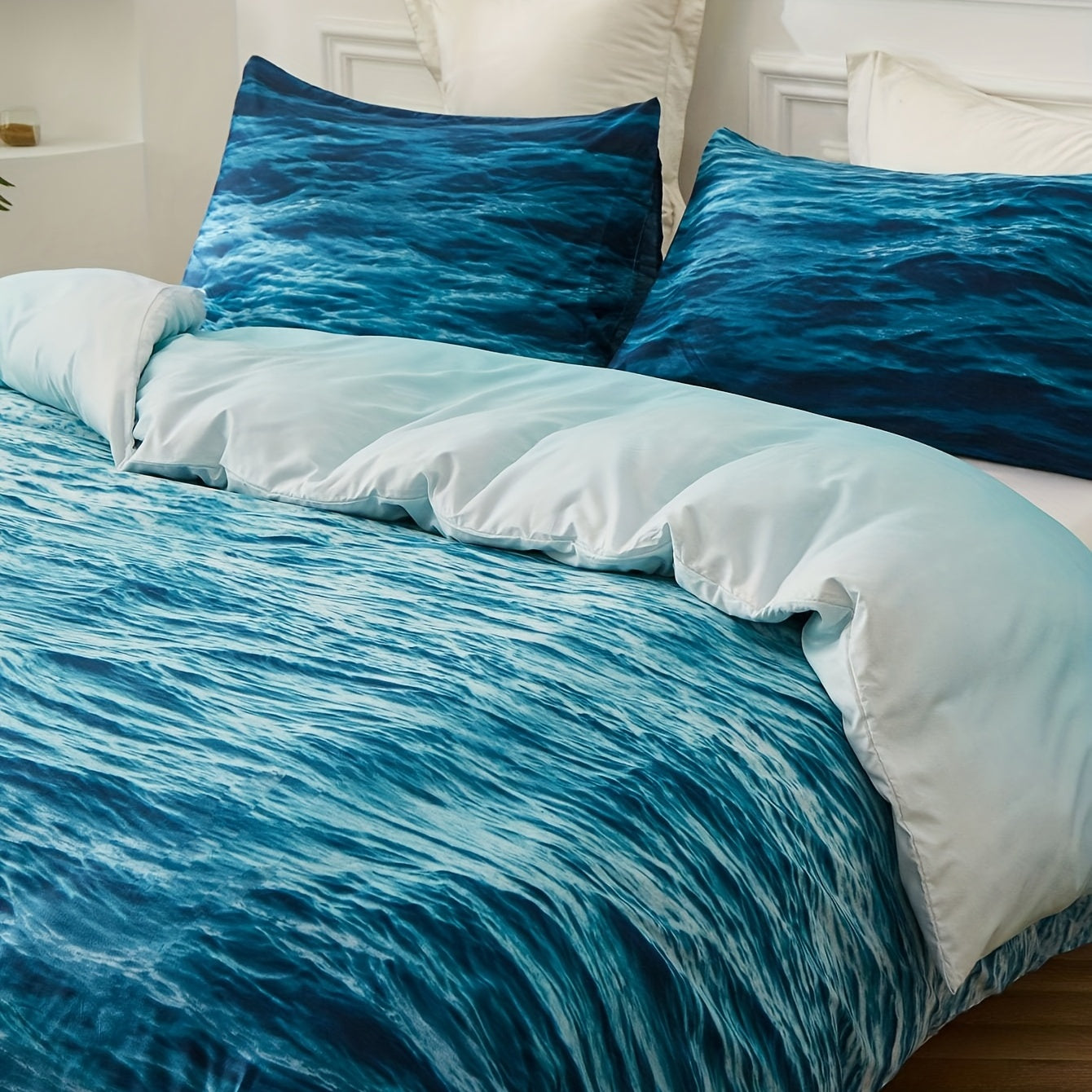 linge de lit sur la mer océan et vagues bleues