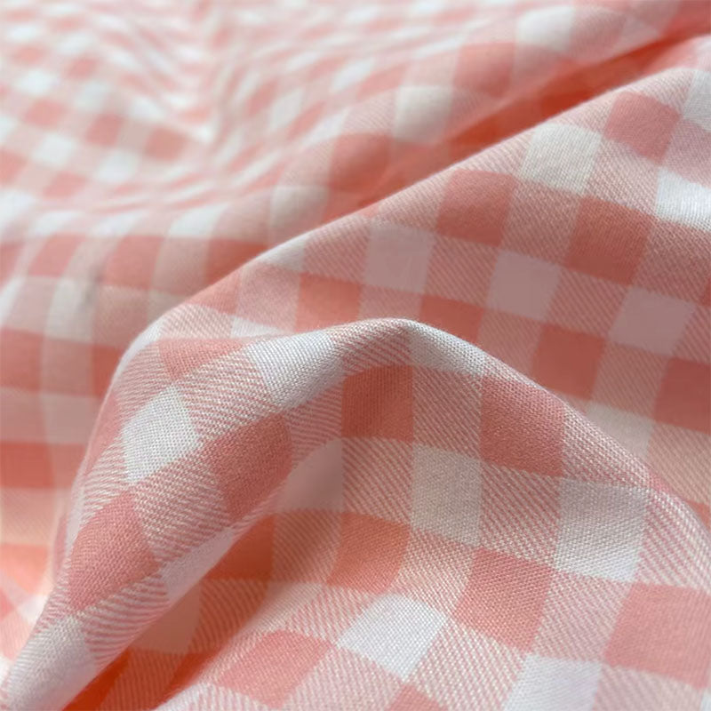 Zoom sur le tissu vichy rose en coton doux de la housse de couette